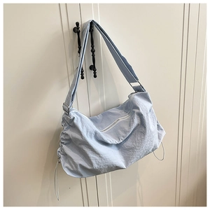 Détails du sac croissant bleu clair en nylon avec cordon de serrage et boucles argentées