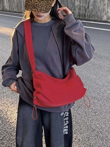 Sac bandoulière en nylon imperméable rouge avec cordon de serrage et large bandoulière