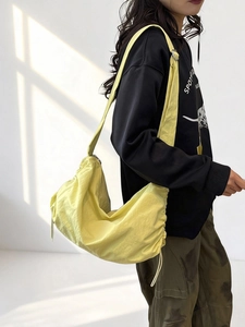 Sac bandoulière demi-lune imperméable en nylon vert citron avec large sangle pour le sport