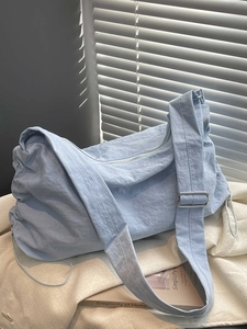 Sac bandoulière oversize en nylon imperméable bleu clair avec large bandoulière réglable