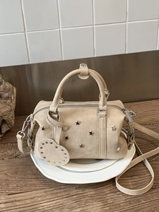 Vintage beige Kissentasche mit Sternnieten und Herzanhänger für Damen Umhängetasche