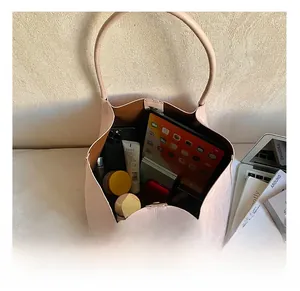 Vue intérieure d'un cabas rose montrant la capacité de rangement pour tablette et cosmétiques