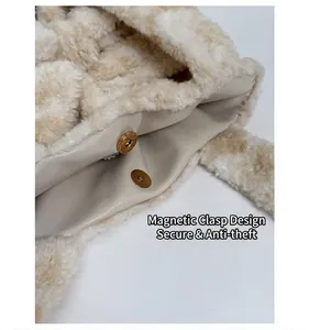 Dettaglio della borsa tote in peluche con chiusura magnetica dorata e trama morbida