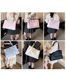 Collage de mannequins portant des sacs cabas vintage en rose, bleu, blanc et noir