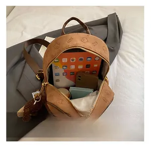 Innenansicht des braunen PU-Lederrucksacks mit Platz für Tablet und Smartphone