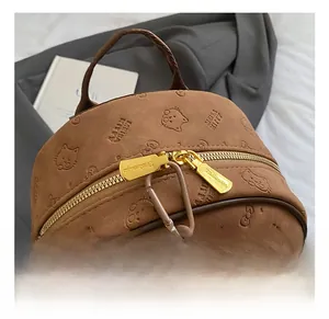 Nahaufnahme brauner Mini-Rucksack aus Wildleder mit Katzenprägung und goldener Hardware
