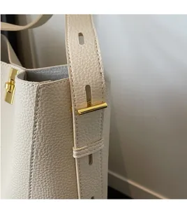 Detail des verstellbaren Schultergurts und der Lederstruktur an der Beuteltasche