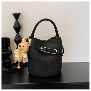 Detail der schwarzen Bucket Bag aus genarbtem Leder mit Tragegriff und Hasen-Anhänger