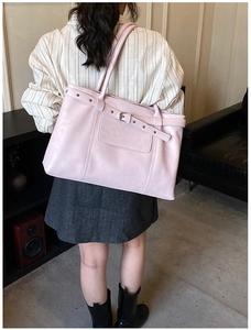 Grand sac cabas rose clair porté à l'épaule dans un décor intérieur pour la taille