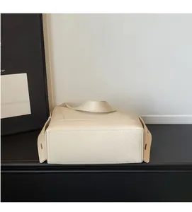 Detailansicht der cremeweißen Beuteltasche mit hochwertigem Leder in Litschi-Optik und Nähten