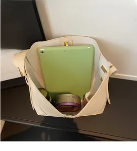 Draufsicht auf die beige Tragetasche mit großem Innenraum für iPad und Kosmetika im Detail