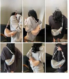 Détails de sacs demi-lune tissés roses et argentés avec bandoulières nouées et perles