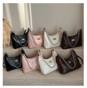 Vue détaillée de sacs hobo matelassés en quatre couleurs avec chaînes et boucles