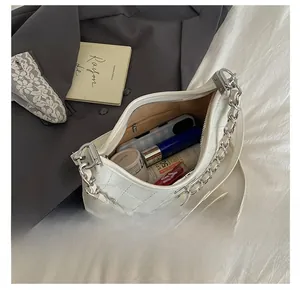 Vue détaillée du sac hobo matelassé blanc montrant sa grande capacité interne