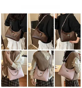 Détails montrant la texture en cuir matelassé et la bandoulière en chaîne du sac à main