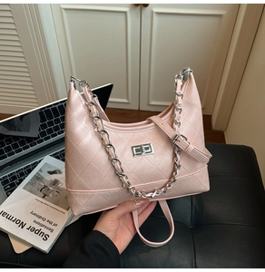 Gros plan détaillé du sac sous le bras matelassé rose avec chaîne et fermoir argenté