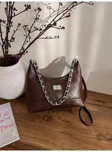 Détails de sac à bandoulière matelassé marron foncé avec chaîne argentée et fermoir métal