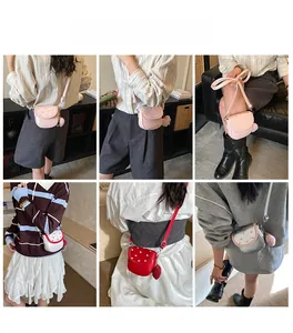 Vues multiples de mini sacs bandoulière avec motifs de cœurs et charmants pompons