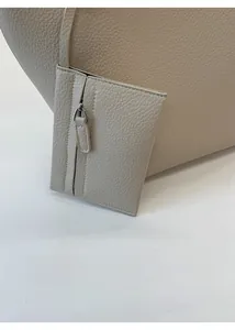 Detail der beigen Tote Bag aus Leder mit passender abnehmbarer Reißverschluss-Kartentasche