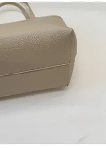 Detailansicht des verbreiterten Bodens einer taupefarbenen Shopper-Tasche aus Lederimitat