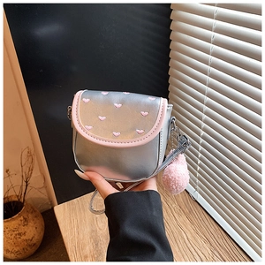 Mini sac bandoulière argenté brillant avec broderie cœur rose et pompon en peluche