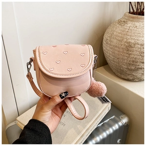 Borsa a tracolla rosa con ricami a cuore, ciondolo a pompon e dettagli del cinturino