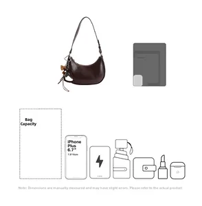Détails de la capacité du sac hobo marron montrant l'espace pour tablette et essentiels