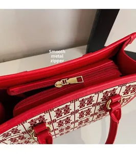 Dettaglio della cerniera dorata e fodera rossa interna della borsa da sposa