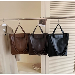 Vue détaillée de trois grands sacs cabas vintage en cuir marron et noir chic