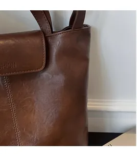 Détail de couture fine et gaufrage Fashion sur un sac cabas marron foncé vintage