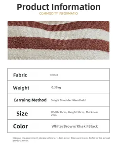 Gros plan sur la texture tricotée rayée et les dimensions du sac à main fourre-tout femme