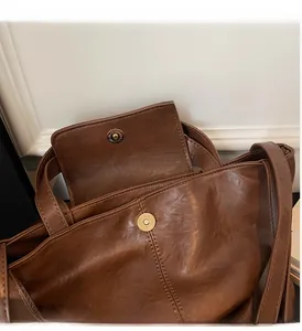 Détail du sac cabas marron foncé avec texture en similicuir fin et fermoir magnétique doré