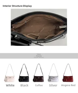 Vue intérieure montrant plusieurs poches et cinq couleurs de ce sac à bandoulière épuré