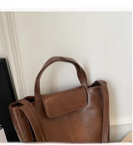 Détail d'un sac cabas marron en cuir PU avec logo Fashion embossé et anses solides