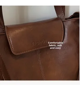 Vue détaillée du cuir marron foncé avec coutures et texte gravé de style tendance