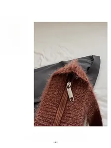 Détail du zip en métal fluide sur un sac cabas en peluche marron de haute qualité