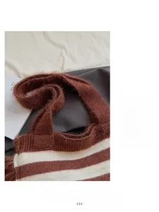 Détail de la large bandoulière confortable et de la texture en maille rayée du sac fourre-tout