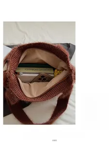 Vue de dessus du grand sac en tricot montrant l'intérieur spacieux avec des livres