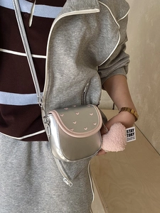 Borsa a tracolla argento con ricamo a cuore rosa e ciondolo a cuore in peluche morbido