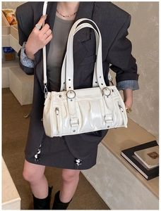 Détail du sac à bandoulière plissé blanc brillant avec anneaux métalliques et style Y2K