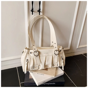 Détail du sac cabas en cuir verni crème avec plis et anneaux en métal argenté