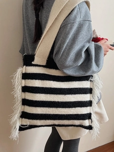 Sac cabas en maille rayée avec bordures à franges blanches et large bandoulière