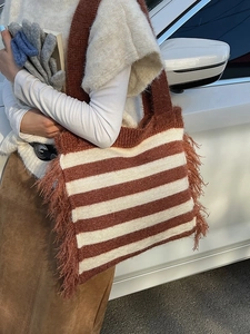 Sac fourre-tout chic en maille rayée avec franges marron et texture crème