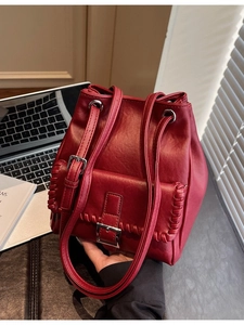 Sac seau bordeaux minimaliste en similicuir avec détails tressés et poche à boucle