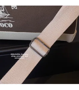 Dettaglio della fibbia regolabile e texture della grande borsa da viaggio in tela