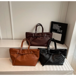 Détail des grands sacs cabas rétro en cuir en marron foncé, couleur caramel et noir chic