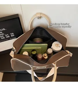 Interno spazioso della borsa da viaggio bicolore con scomparti e tasca con zip