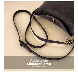 Detailaufnahme des verstellbaren Schultergurts und der Messingbeschläge der Retro-Tasche