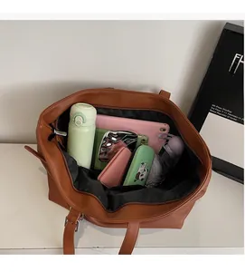 Intérieur spacieux du grand sac cabas marron montrant la capacité pour tablette et objets