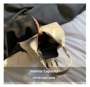 Capacité interne du sac hobo crème avec smartphone et objets du quotidien essentiels